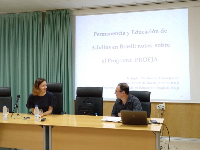 Seminario sobre la "Permanencia y educación de adultos en Brasil: notas sobre el programa Projea", a cargo del profesor Jupter Martins de Abreu, de la Universidad Estatal Río de Janeiro Brasil lcelebrado el 4 de junio a las 11 h en el Aula de Grados de Trabajo Social.
