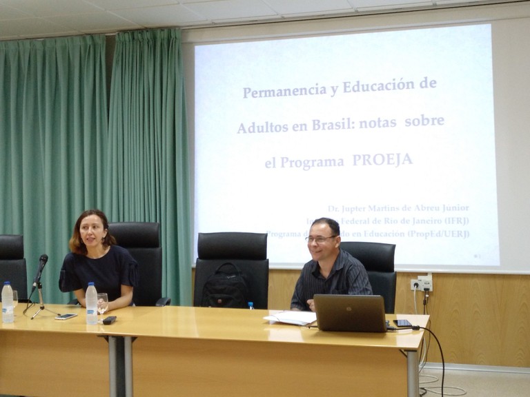 Seminario sobre la "Permanencia y educación de adultos en Brasil: notas sobre el programa Projea", a cargo del profesor Jupter Martins de Abreu, de la Universidad Estatal Río de Janeiro Brasil lcelebrado el 4 de junio a las 11 h en el Aula de Grados de Trabajo Social. 